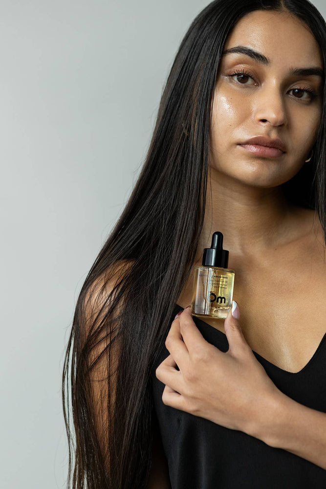 
                
                    Load image into Gallery viewer, Om - Hibiscus + Daikon Seed Protective Hair Oil
                
            