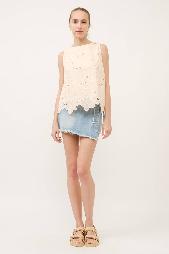 
                
                    Load image into Gallery viewer, Flower Embroidery Top
                
            